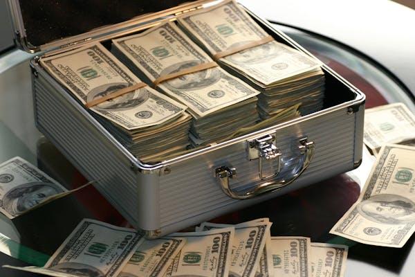 الدولار الأمريكي ينخفض والأسواق تترقب الفيدرالي وقرار الفائدة
